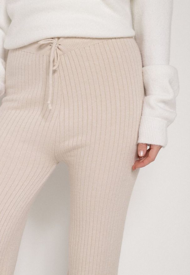 Born2be - Jasnobeżowe Prążkowane Spodnie z Wełną o Szerokim Kroju z Wysokim Stanem Reinnia. Okazja: na co dzień. Stan: podwyższony. Kolor: beżowy. Materiał: prążkowany, wełna. Styl: casual