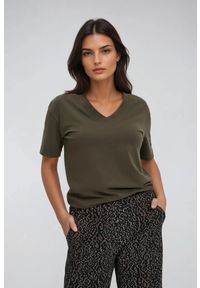 MOODO - T-shirt z dekoltem w serek oliwkowy. Typ kołnierza: dekolt w serek. Kolor: oliwkowy. Materiał: bawełna, elastan