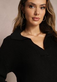Renee - Czarny Sweter z Dekoltem w Serek i Kołnierzykiem Benioza. Typ kołnierza: dekolt w serek. Kolor: czarny. Materiał: dzianina. Długość rękawa: długi rękaw. Długość: długie. Wzór: aplikacja #3