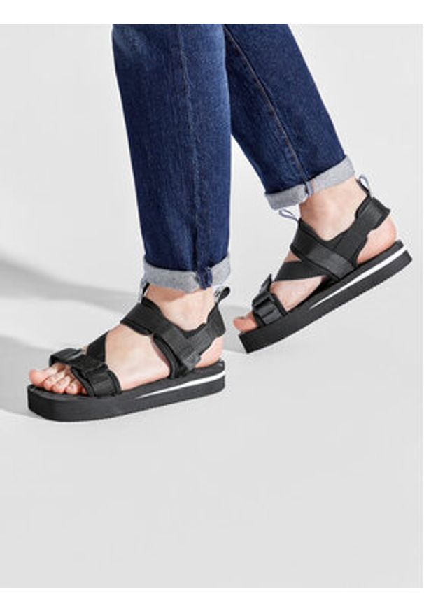 Emporio Armani Sandały X4P113 XN170 K001 Czarny. Kolor: czarny. Materiał: materiał