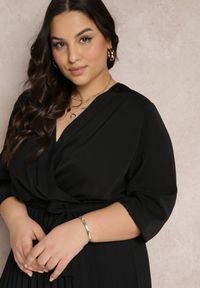 Renee - Czarna Kopertowa Sukienka z Gumką i Paskiem w Talii Zdobiona Plisowaniem Kaylina. Kolekcja: plus size. Kolor: czarny. Wzór: aplikacja. Typ sukienki: kopertowe #4