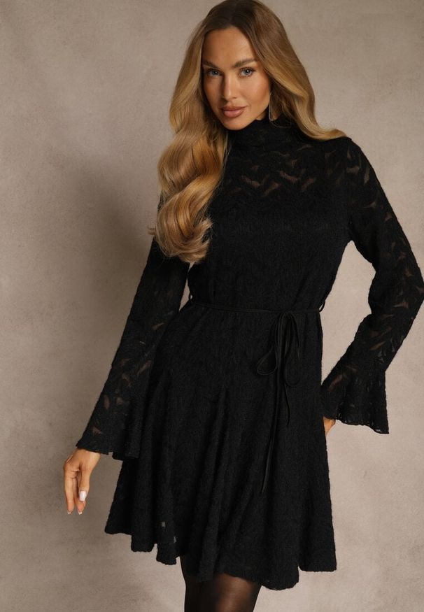 Renee - Czarna Sukienka ze Stójką z Koronki Zdobiona Wiązaniem w Talii i Falbanami Elarassa. Typ kołnierza: kołnierzyk stójkowy. Kolor: czarny. Materiał: koronka. Długość rękawa: na ramiączkach. Wzór: aplikacja, koronka. Styl: rockowy