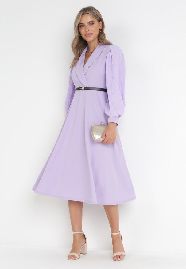 Born2be - Fioletowa Sukienka Rozkloszowana z Paskiem Aidyn. Kolor: fioletowy. Typ sukienki: kopertowe. Styl: elegancki. Długość: midi