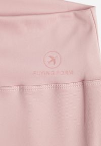 Renee - Różowe Legginsy Basic z Modelującą Wstawką w Pasie Liacan. Okazja: na co dzień. Kolor: różowy. Długość: krótkie. Styl: casual #6