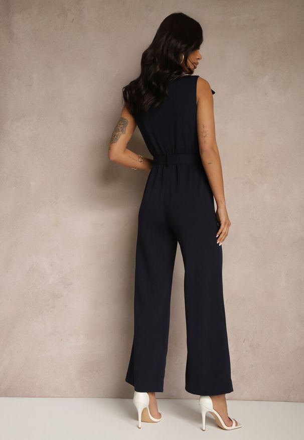 Renee - Granatowy Kombinezon z Dekoltem w Łódkę Guzikami i Paskiem Galissela. Kolor: niebieski. Styl: klasyczny, elegancki