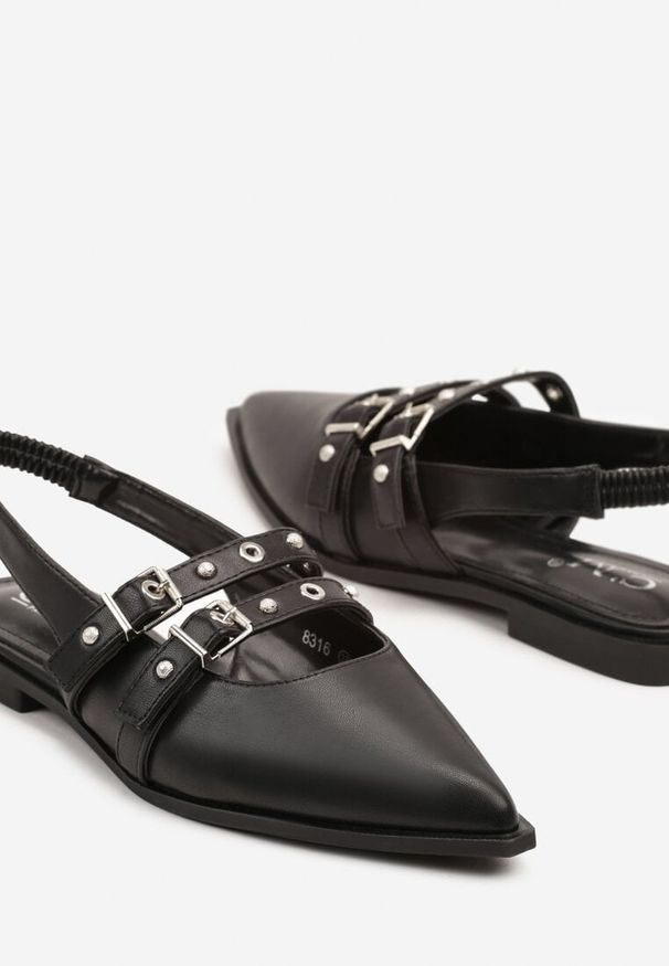 Born2be - Czarne Sandały Slingback z Noskiem w Szpic Zdobione Nitami i Klamrami Callevis. Okazja: na co dzień, na spotkanie biznesowe, na spacer. Zapięcie: klamry. Kolor: czarny. Wzór: aplikacja. Sezon: lato. Styl: biznesowy, klasyczny, elegancki, casual