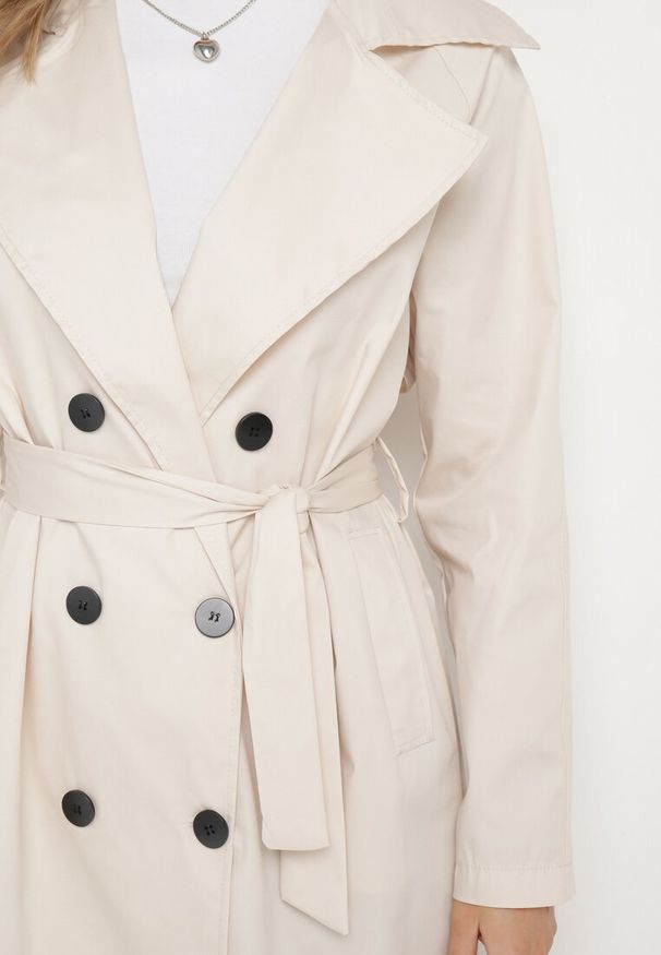 Born2be - Beżowy Płaszcz Dwurzędowy Typu Trencz z Wiązanym Paskiem Levita. Okazja: na co dzień. Kolor: beżowy. Materiał: materiał. Wzór: aplikacja. Styl: casual, klasyczny