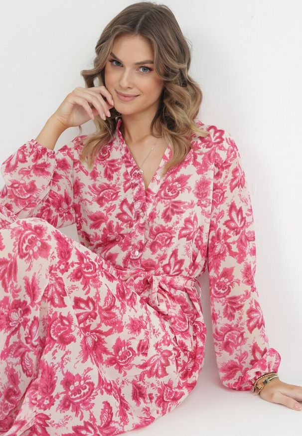 Born2be - Fuksjowa Sukienka Maxi w Kwiaty z Guzikami i Materiałowym Paskiem Kinzey. Okazja: na co dzień, na imprezę. Typ kołnierza: dekolt w serek. Kolor: różowy. Wzór: kwiaty. Typ sukienki: rozkloszowane. Materiał: materiał. Sezon: lato. Styl: casual, elegancki. Długość: maxi