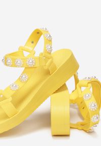 Renee - Żółte Sandały Hyrmile. Nosek buta: okrągły. Zapięcie: rzepy. Kolor: żółty. Materiał: guma. Wzór: aplikacja, kwiaty, gładki #2