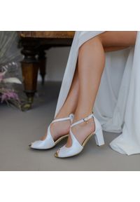 Białe skórzane sandały damskie na słupku Prestige 2080. Kolor: biały. Materiał: skóra. Obcas: na słupku