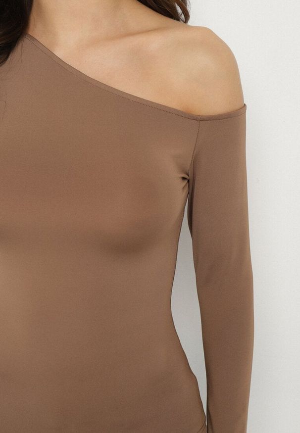 Born2be - Brązowa Asymetryczna Bluzka z Wiskozą Tatireth. Okazja: na co dzień. Kolor: brązowy. Materiał: wiskoza. Styl: elegancki, casual