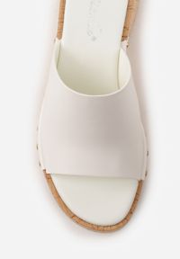 Renee - Białe Klapki na Korkowej Platformie i Koturnie z Nitami Aezira. Okazja: na co dzień. Kolor: biały. Materiał: jeans. Obcas: na koturnie. Styl: casual, elegancki #8