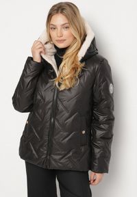 Born2be - Czarno-Beżowa Pikowana Kurtka o Prostym Kroju z Kapturem Avilerie. Okazja: na co dzień. Typ kołnierza: kaptur. Kolekcja: plus size. Kolor: czarny. Materiał: jeans. Styl: casual, elegancki