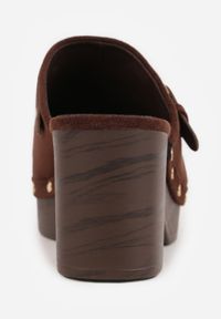 Born2be - Ciemnobrązowe Klapki Chodaki na Słupku z Imitacji Drewna Zdobione Nitami i Sprzączką Salona. Okazja: na co dzień. Kolor: brązowy. Materiał: zamsz. Wzór: aplikacja. Sezon: lato. Obcas: na słupku. Styl: boho, wakacyjny, casual, klasyczny. Wysokość obcasa: średni #3