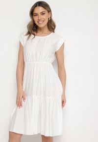 Born2be - Biała Wiskozowa Sukienka o Rozkloszowanym Kroju Lizena. Okazja: na imprezę, na co dzień. Kolor: biały. Materiał: wiskoza. Sezon: wiosna, lato. Styl: casual, klasyczny #1