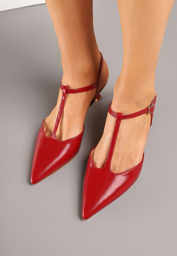 Born2be - Czerwone Czółenka na Obcasie Typu Kaczuszka z Ozdobnymi Paskami Pellene. Okazja: na spotkanie biznesowe. Zapięcie: pasek. Kolor: czerwony. Materiał: jeans. Obcas: na obcasie. Styl: elegancki, biznesowy. Wysokość obcasa: średni