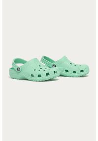 Crocs - Klapki dziecięce. Nosek buta: okrągły. Kolor: zielony. Materiał: syntetyk, materiał. Wzór: gładki. Obcas: na obcasie. Wysokość obcasa: niski #2