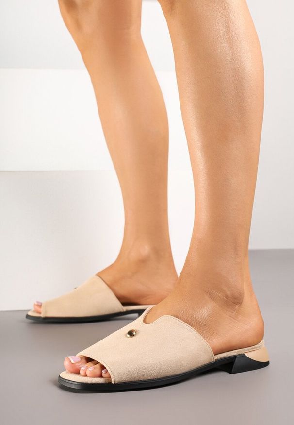 Born2be - Beżowe Klapki Vices z Ozdobnym Wycięciem i Aplikacją Tiladea. Okazja: na co dzień. Kolor: beżowy. Wzór: aplikacja. Styl: elegancki, casual
