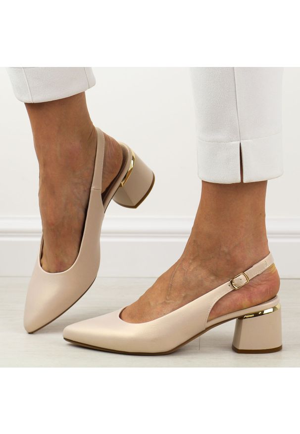 Beżowe czółenka damskie na obcasie bez pięty Sergio Leone sk175. Okazja: na wesele, na spotkanie biznesowe, na ślub cywilny. Zapięcie: sprzączka. Kolor: beżowy. Materiał: skóra. Sezon: wiosna, lato. Obcas: na obcasie. Styl: elegancki, klasyczny, biznesowy. Wysokość obcasa: średni