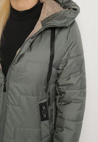 Born2be - Zielona Pikowana Kurtka z Kapturem i Ozdobnymi Suwakami Tulirisa. Okazja: na co dzień. Typ kołnierza: kaptur. Kolekcja: plus size. Kolor: zielony. Materiał: jeans. Styl: casual, sportowy #4