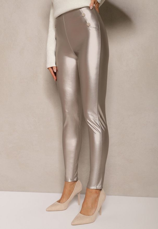 Renee - Srebrne Legginsy High Waist z Imitacji Skóry z Gumką w Pasie Ozdobione Guzikami Sinairis. Okazja: na spotkanie biznesowe. Stan: podwyższony. Kolor: srebrny. Materiał: skóra. Wzór: aplikacja. Styl: rockowy, biznesowy, klasyczny