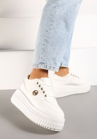 Renee - Białe Eleganckie Sneakersy na Grubej Żłobionej Podeszwie z Metalową Ozdobą Werizia. Okazja: na co dzień. Kolor: biały. Materiał: jeans, futro. Wzór: aplikacja