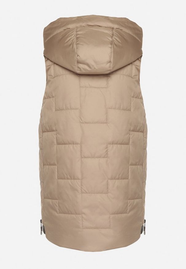 Born2be - Ciemnobeżowa Kamizelka z Pikowanymi Przeszyciami i Kapturem Tulavela. Okazja: na co dzień, na spacer. Kolor: beżowy. Materiał: jeans. Styl: klasyczny, casual