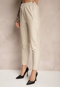 Renee - Beżowe Spodnie High Waist z Ekoskóry w Gumką w Talii Esaleira. Okazja: na co dzień. Stan: podwyższony. Kolor: beżowy. Styl: elegancki, casual