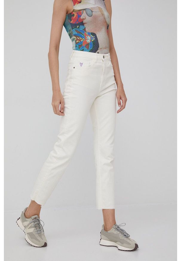 Desigual jeansy 22SWDD01 damskie high waist. Stan: podwyższony. Kolor: beżowy