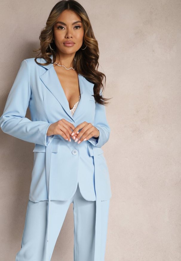 Renee - Niebieska Marynarka o Jednorzędowym Fasonie z Dwoma Ozdobnymi Paskami Anellana. Okazja: na co dzień, na spotkanie biznesowe, do pracy. Kolor: niebieski. Materiał: jeans. Styl: biznesowy, casual, elegancki, klasyczny