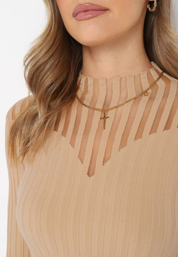 Born2be - Beżowy Golf z Przeźroczystymi Wstawkami Faelis. Typ kołnierza: golf. Kolor: beżowy. Materiał: tkanina, dzianina. Długość rękawa: długi rękaw. Długość: długie. Wzór: aplikacja