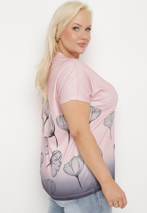 Born2be - Ciemnoróżowy T-shirt z Krótkim Rękawem Ozdobiony Cyrkoniami Flovilla. Okazja: na co dzień, do pracy, na spotkanie biznesowe. Kolor: różowy. Materiał: jeans. Długość rękawa: krótki rękaw. Długość: krótkie. Wzór: aplikacja. Styl: casual, biznesowy, elegancki