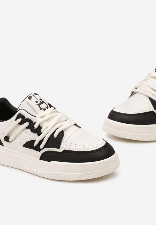 Renee - Czarno-Białe Sneakersy Ozdobione Naszywką z Pandą i Szerokimi Sznurówkami Wannia. Kolor: czarny. Wzór: aplikacja
