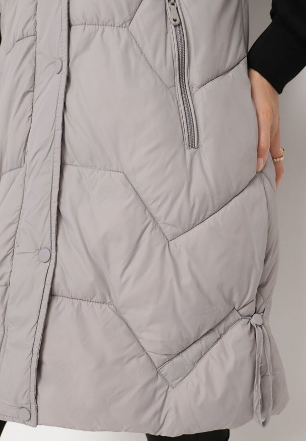 Born2be - Szara Pikowana Kamizelka z Odpinanym Kapturem i Ściągaczami Lorianvia. Okazja: na spacer, na co dzień. Kolor: szary. Materiał: jeans. Styl: casual, elegancki, sportowy