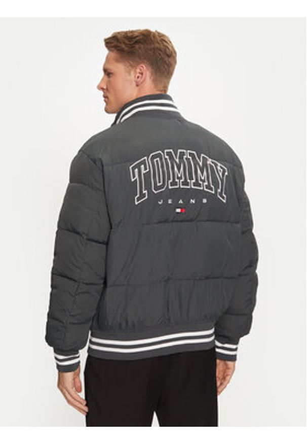 Tommy Jeans Kurtka zimowa Varsity DM0DM19640 Szary Regular Fit. Kolor: szary. Materiał: syntetyk. Sezon: zima