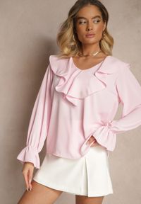 Renee - Różowa Bluzka Ozdobiona Falbanką Tananissa. Kolor: różowy. Wzór: aplikacja. Styl: klasyczny, elegancki