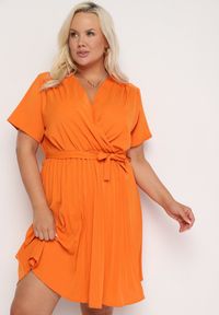 Born2be - Pomarańczowa Sukienka z Kopertowym Dekoltem Wiązanym Paskiem i Gumką w Pasie Vung. Kolor: pomarańczowy. Materiał: materiał. Typ sukienki: kopertowe. Długość: mini #4
