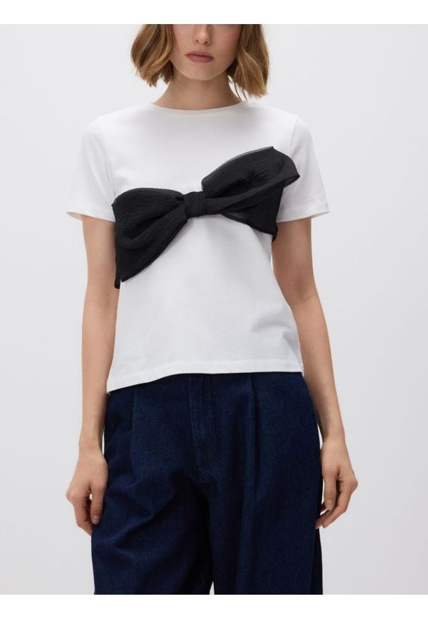 Reserved - T-shirt z kokardą - biały. Typ kołnierza: kokarda. Kolor: biały. Materiał: dzianina, bawełna. Wzór: gładki