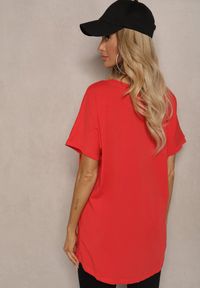 Renee - Czerwony Bawełniany T-shirt Oversize z Krótkim Rękawem i Dłuższym Tyłem Zanimara. Kolor: czerwony. Materiał: bawełna. Długość rękawa: krótki rękaw. Długość: krótkie #3