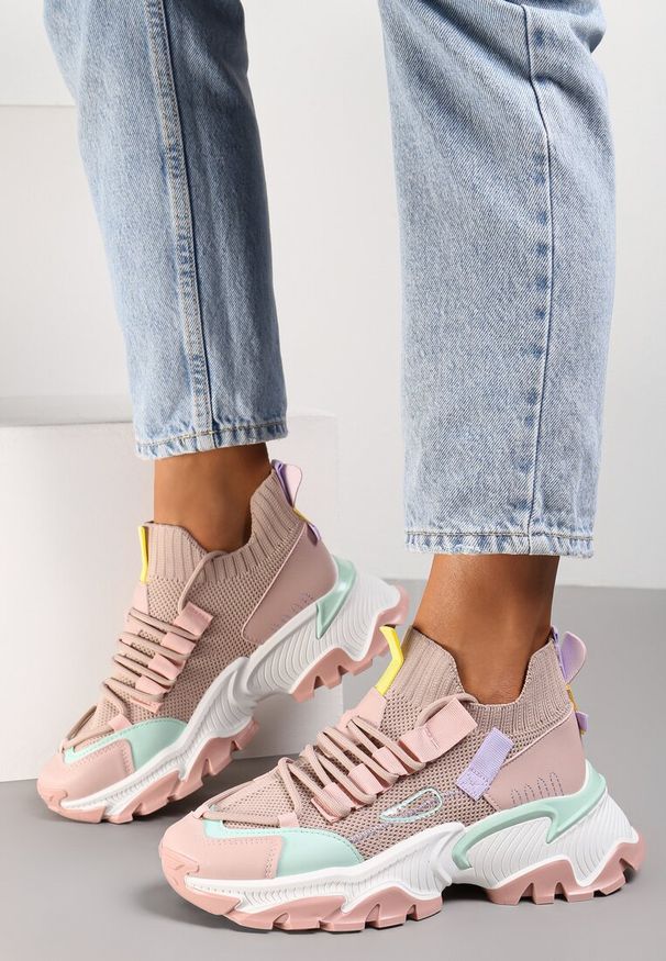 Renee - Różowe Sneakersy Kharena. Zapięcie: bez zapięcia. Kolor: różowy. Materiał: materiał. Szerokość cholewki: normalna. Wzór: aplikacja