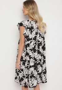 Born2be - Czarna Bawełniana Sukienka o Rozkloszowanym Kroju w Kwiaty Libella. Okazja: na co dzień, do pracy. Kolor: czarny. Materiał: bawełna. Wzór: kwiaty. Typ sukienki: rozkloszowane, proste. Styl: casual, elegancki #7