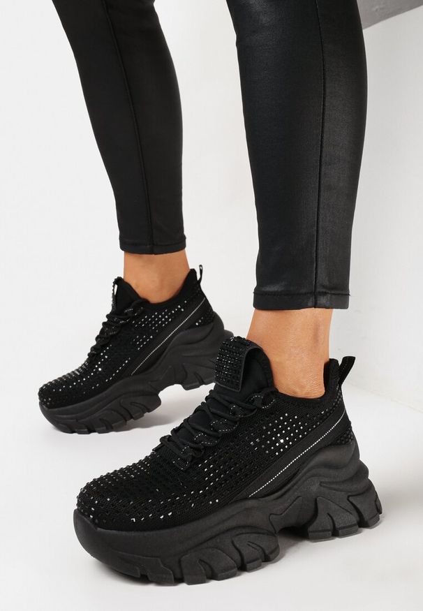 Born2be - Czarne Sneakersy na Grubej Podeszwie Ozdobione Cyrkoniami Nallua. Okazja: na spacer, na co dzień. Kolor: czarny. Wzór: aplikacja. Sport: turystyka piesza