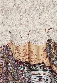 Renee - Beżowo-Różowa Sukienka Grayah. Typ kołnierza: dekolt kwadratowy, kołnierz z falbankami. Kolor: beżowy. Materiał: wiskoza, tkanina. Długość rękawa: na ramiączkach. Wzór: aplikacja, haft. Styl: boho, elegancki. Długość: maxi #7