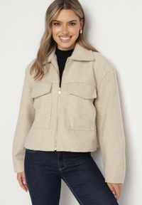 Born2be - Beżowa Pudełkowa Kurtka z Kołnierzykiem i Kieszeniami o Krótkim Fasonie Neliella. Okazja: na co dzień. Kolor: beżowy. Materiał: jeans. Długość: krótkie. Styl: casual, elegancki #1