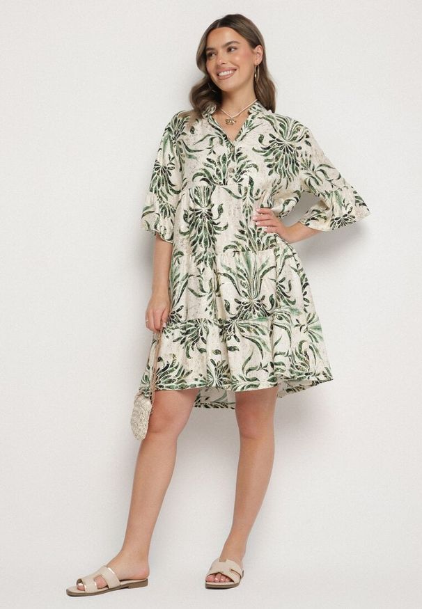 Born2be - Zielono-Beżowa Rozkloszowana Sukienka z Lnem z Metalicznym Nadrukiem Filasenia. Okazja: na spacer. Typ kołnierza: kołnierz z falbankami, dekolt w kształcie V. Kolor: zielony. Materiał: len. Wzór: nadruk. Sezon: lato. Styl: elegancki
