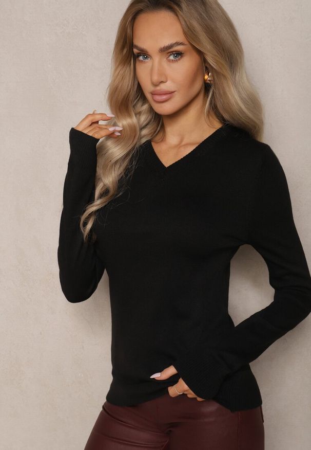 Renee - Czarny Casualowy Sweter z Dekoltem w Serek Amitta. Okazja: na co dzień. Typ kołnierza: dekolt w serek. Kolor: czarny. Materiał: jeans. Styl: casual