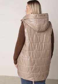 Born2be - Jasnobrązowa Kamizelka z Nieodpinanym Kapturem i Geometrycznym Pikowaniem Kalousa. Okazja: na co dzień. Kolor: brązowy. Materiał: jeans, dresówka. Długość rękawa: długi rękaw. Wzór: geometria. Styl: casual, klasyczny #3