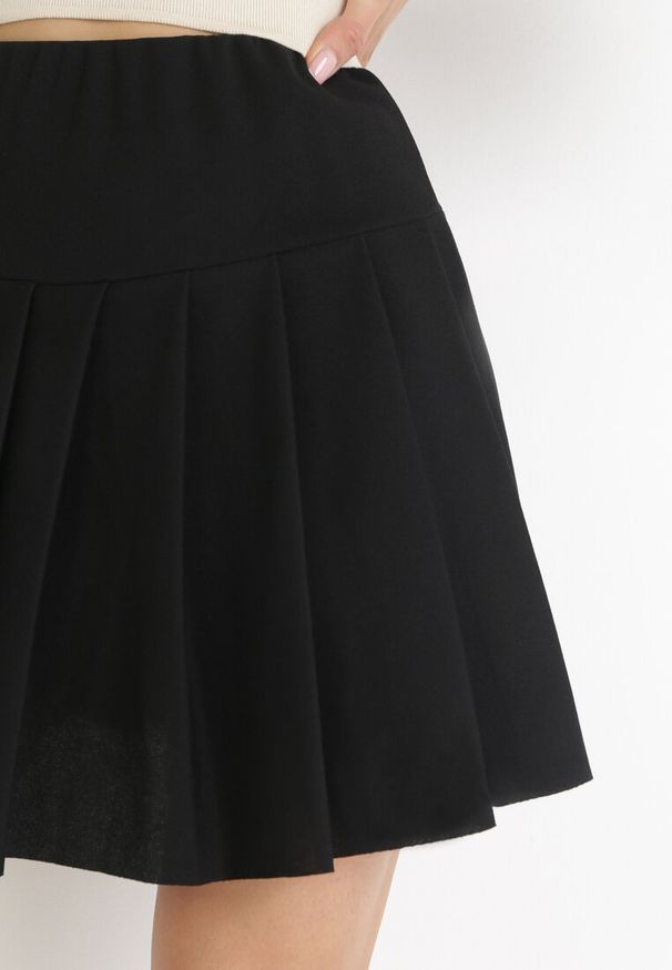 Born2be - Czarna Rozkloszowana Spódnica Mini z Plisami Kimby. Kolor: czarny. Styl: elegancki