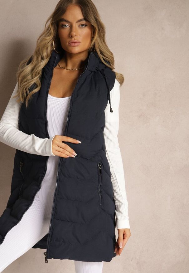 Renee - Granatowa Kamizelka Pikowana Zapinana na Suwak Ozdobiona Kapturem i Sznurkami Finaria. Okazja: na co dzień. Kolor: niebieski. Materiał: jeans. Wzór: aplikacja. Styl: elegancki, casual