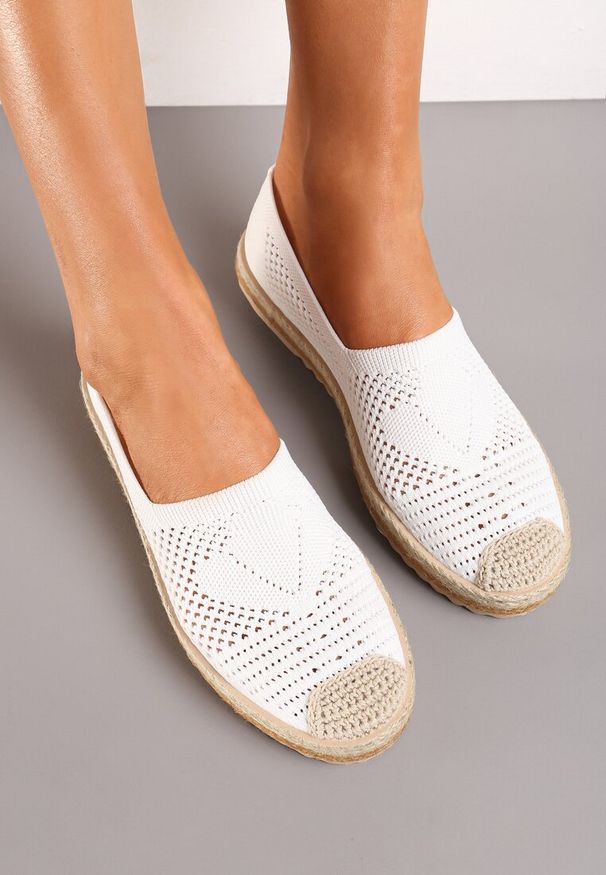 Born2be - Białe Espadryle z Ażurową Cholewką i Plecionką na Podeszwie oraz Nosku Thalessia. Kolor: biały. Szerokość cholewki: normalna. Wzór: ażurowy. Sezon: lato